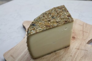 tomme-jurassienne-aux-petales-de-fleurs