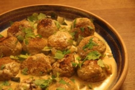 boulettes-grillees-au-curry-sauce-courgettes