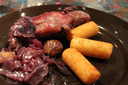 lapin-marine-a-la-biere-au-chou-rouge-et-marrons